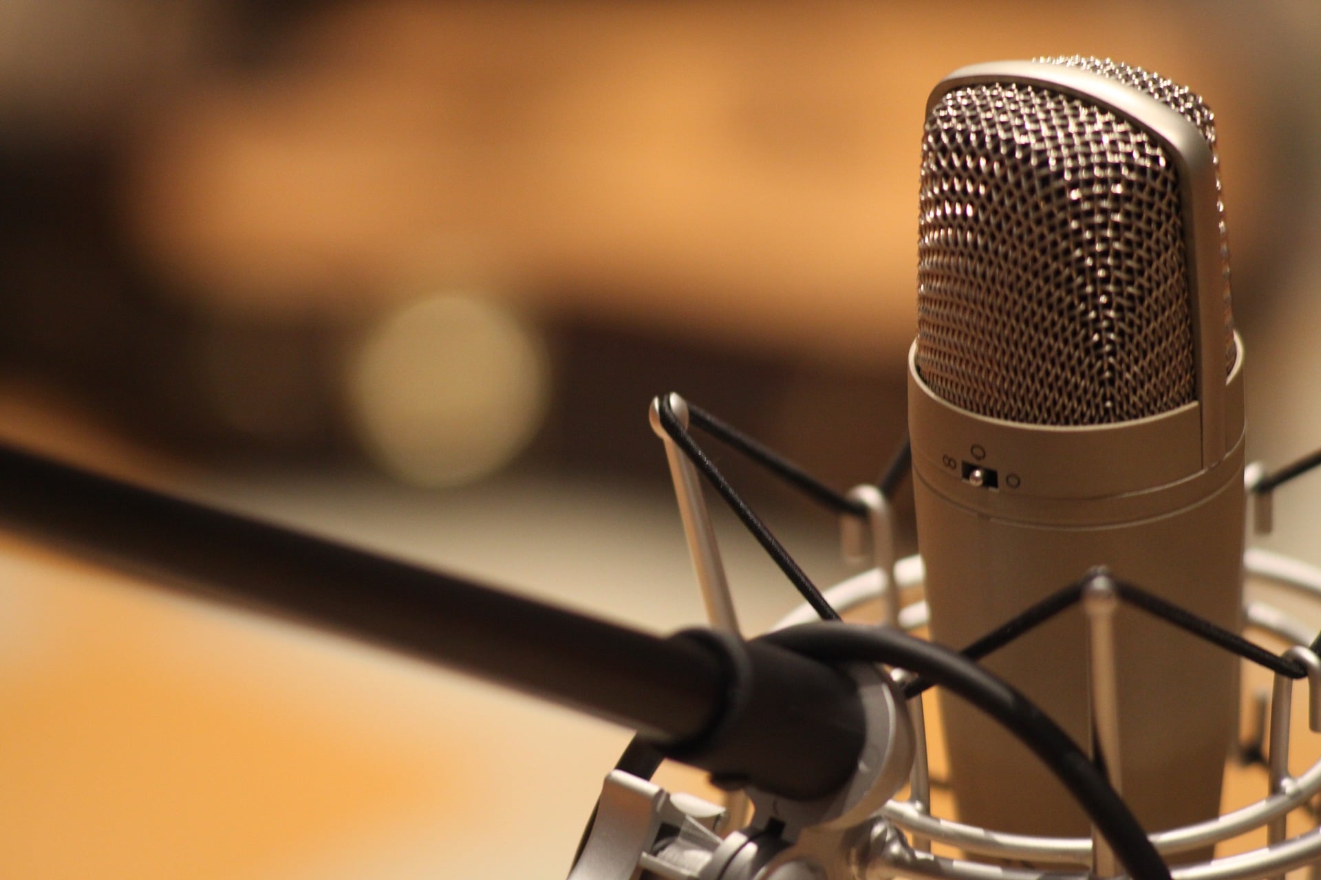 Comment fonctionne un micro pour enregistrer votre voix ? - Les ateliers du  Podcast